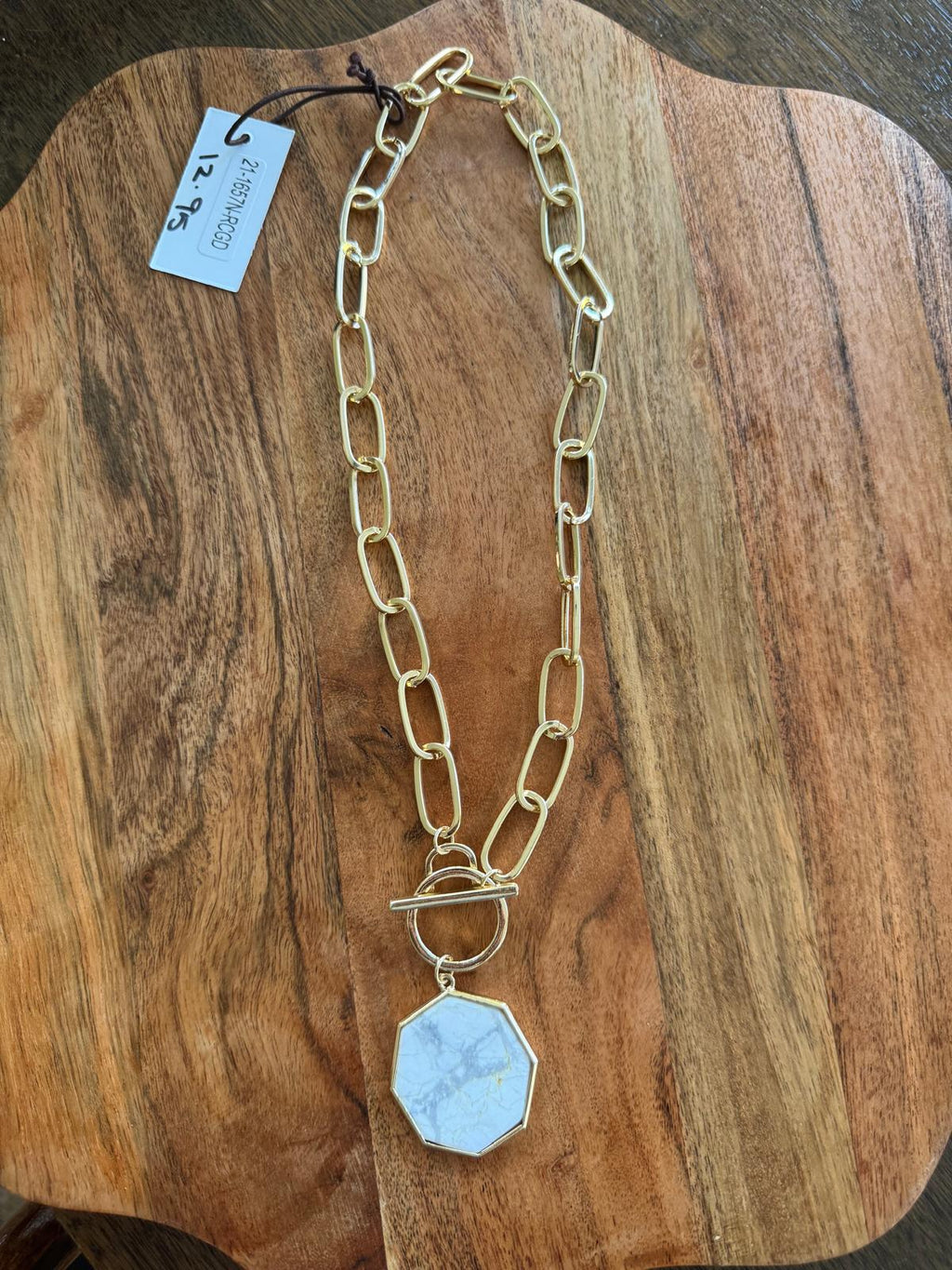 Golden Pendant and Chain Necklace 21-1657n