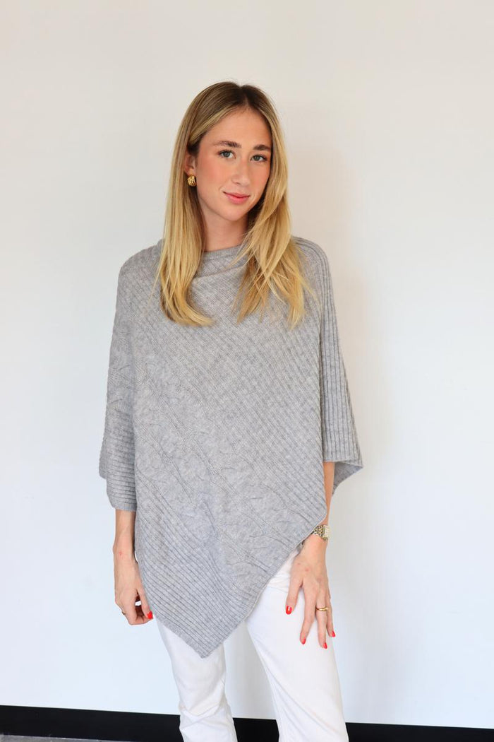 Cable knit poncho - Grey