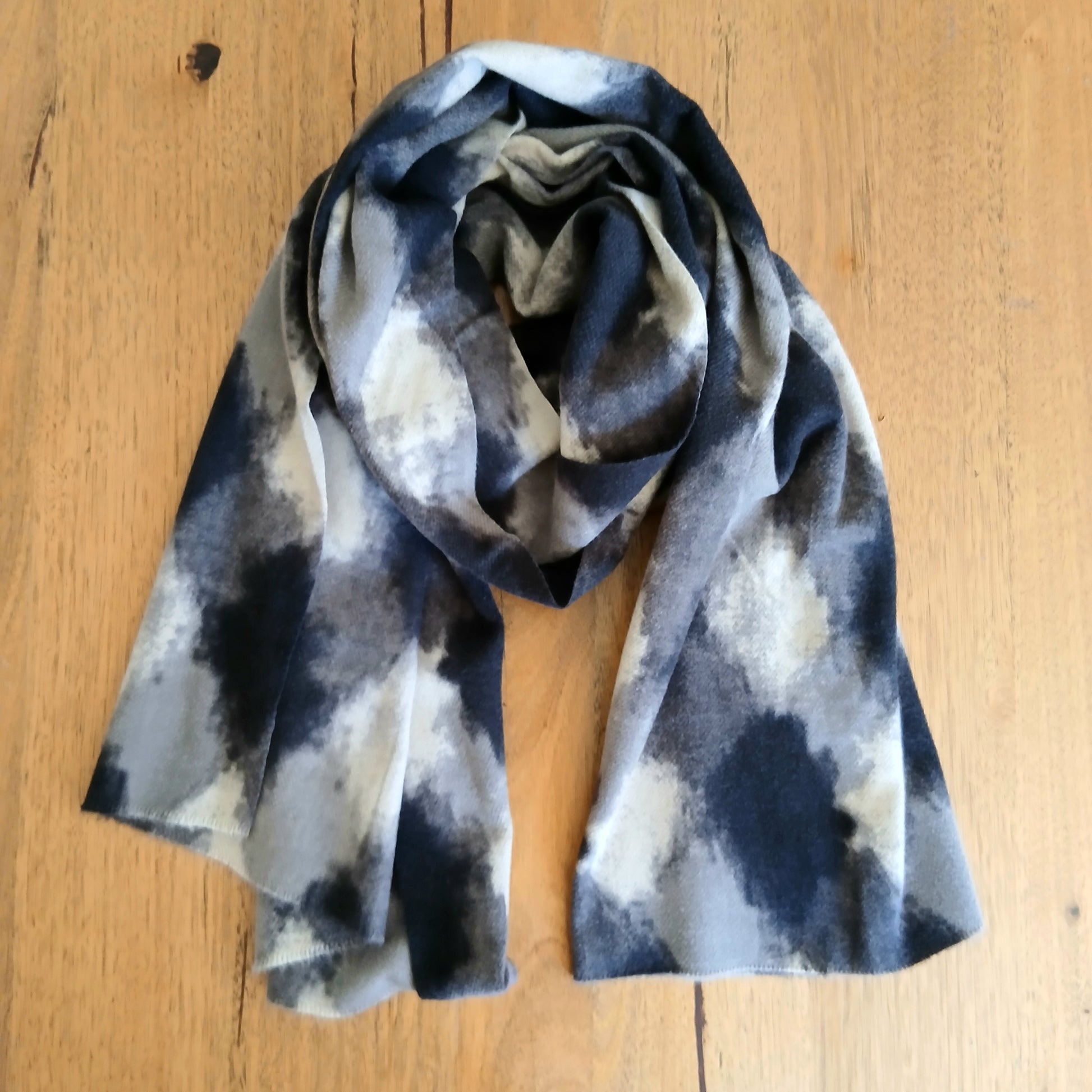 Pre-Order Thick Scarf Black / White BW25567
