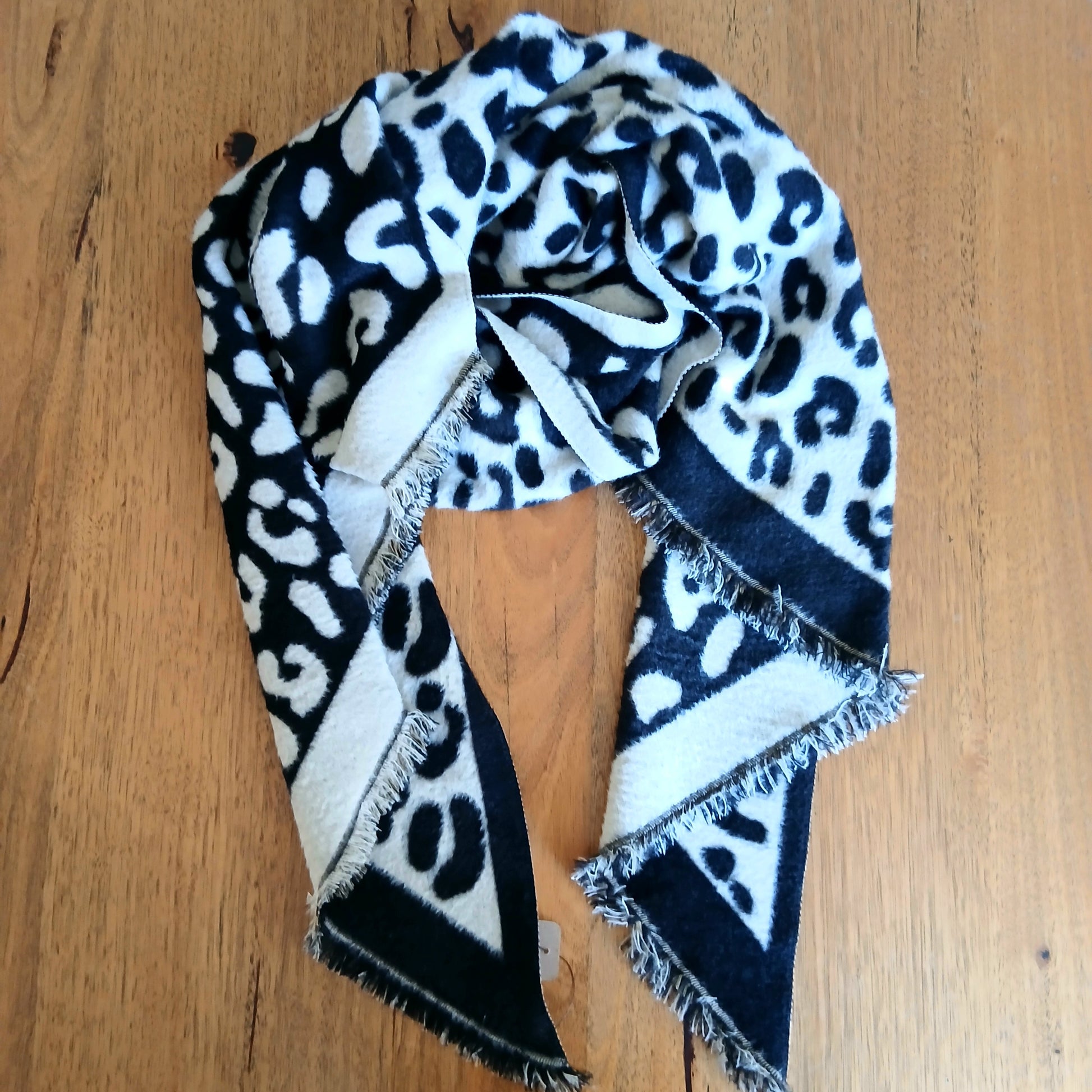 PRE-ORDER Leopard Winter Scarf Soft 332761
