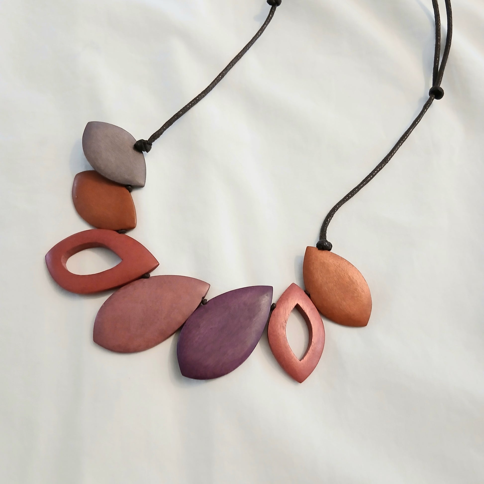 Large Leaf-Shaped Wooden Beaded Necklace N7-336DHG