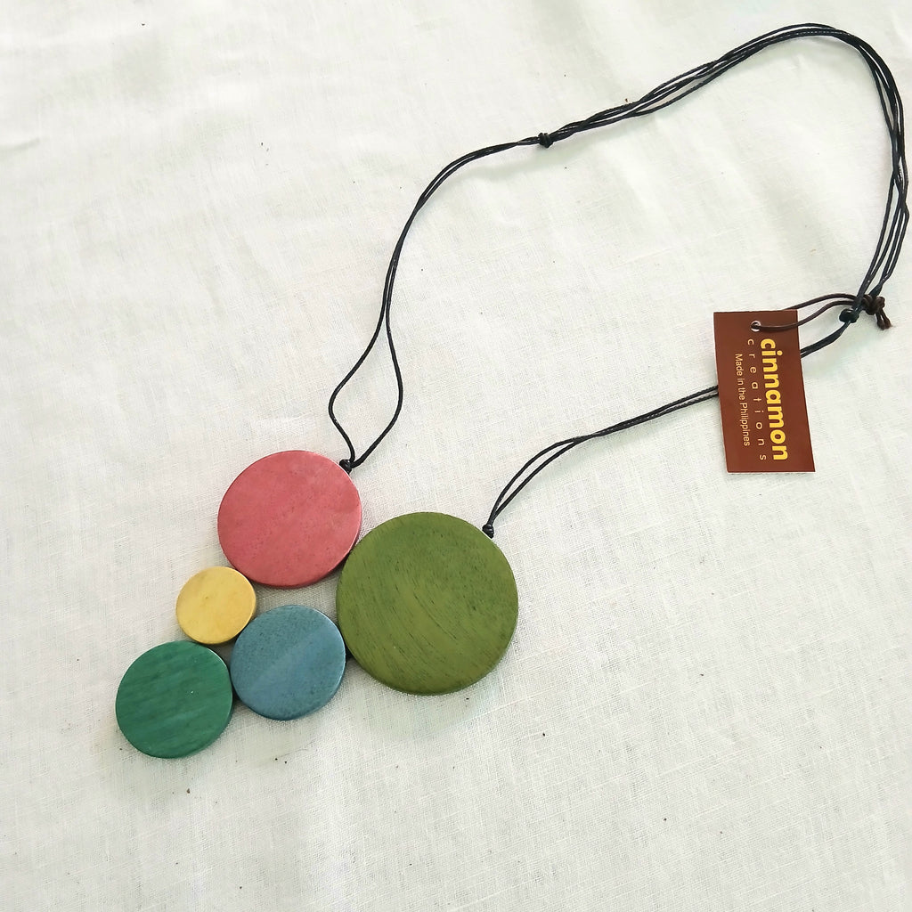 5 Wooden Circles Together on Necklace Multi-Coloured N6-5615FJE