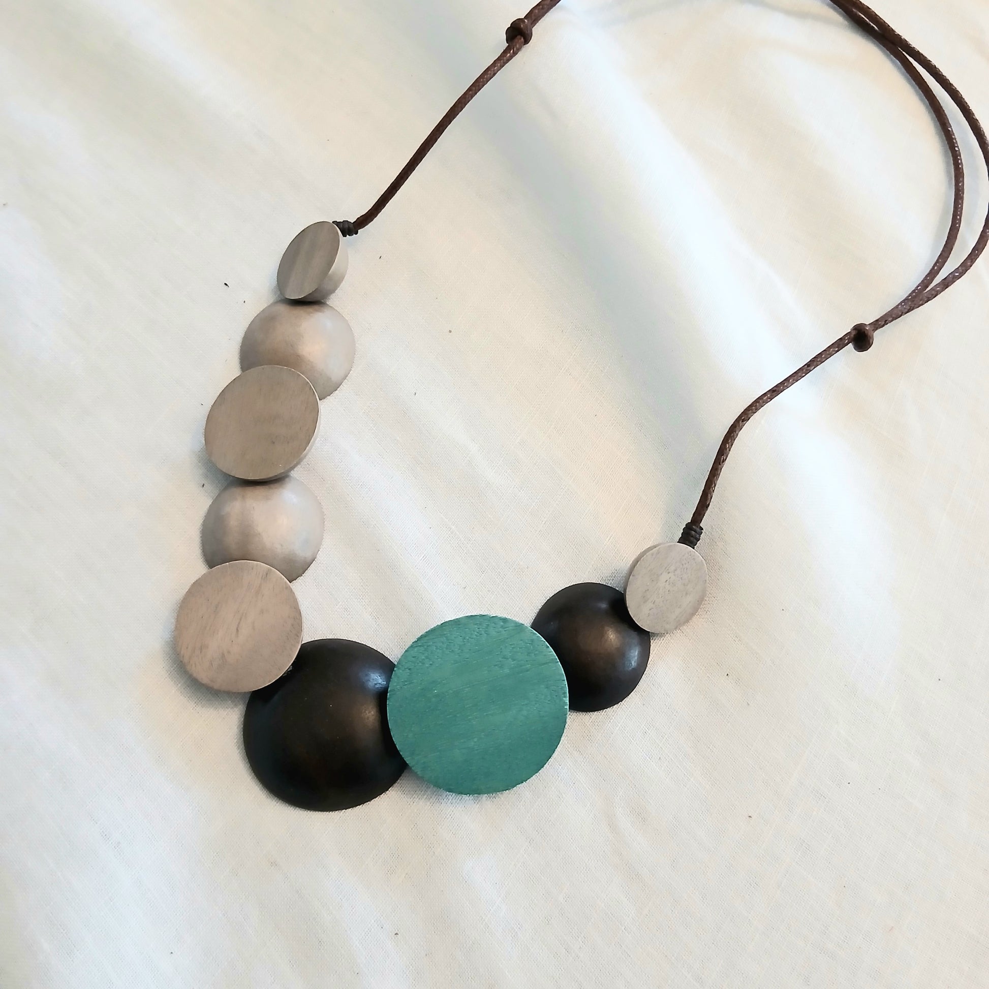 Short Overlapping Chunky Circles Wooden Pieces Necklace N6-5785