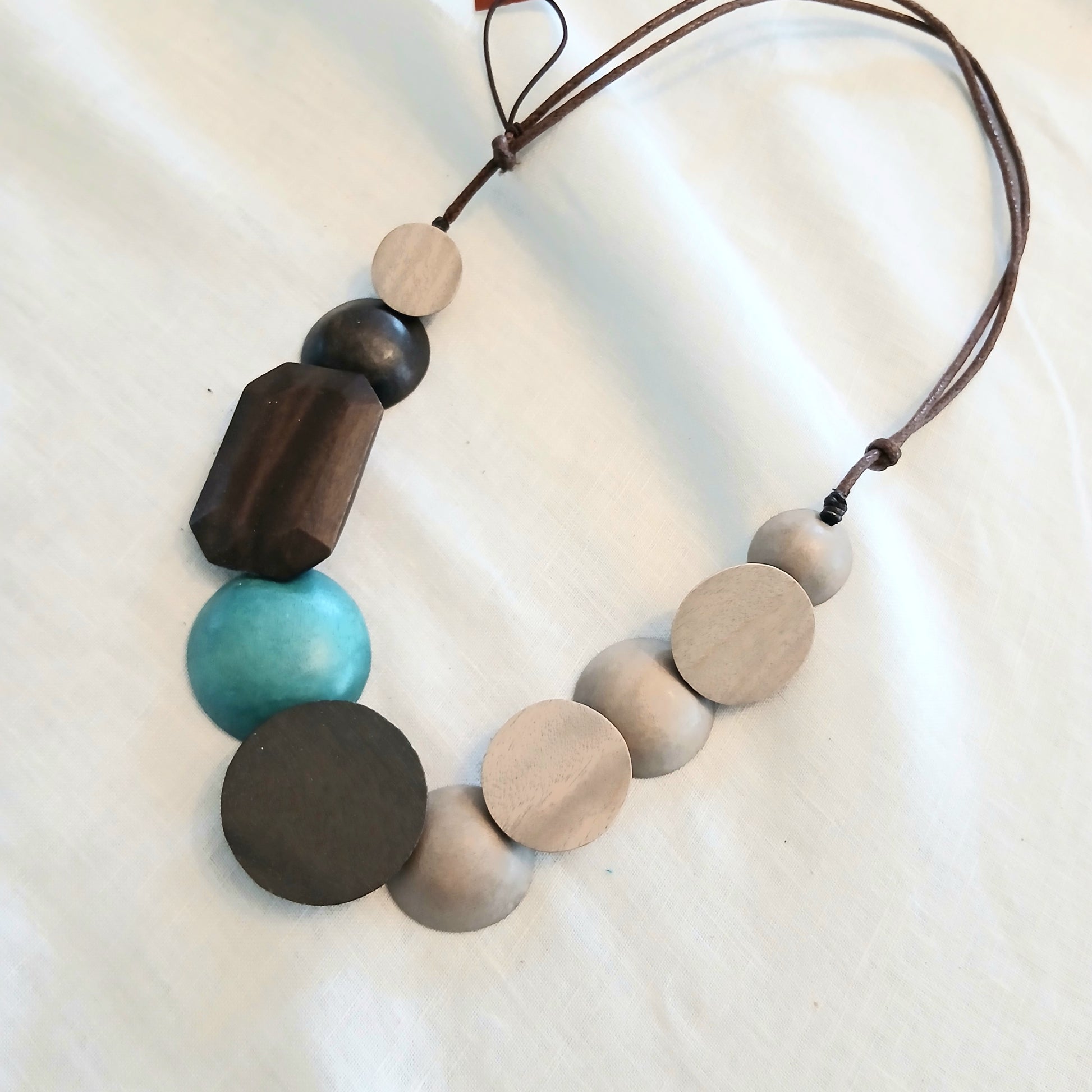 Short Overlapping Chunky Circles Wooden Pieces Necklace N6-5785