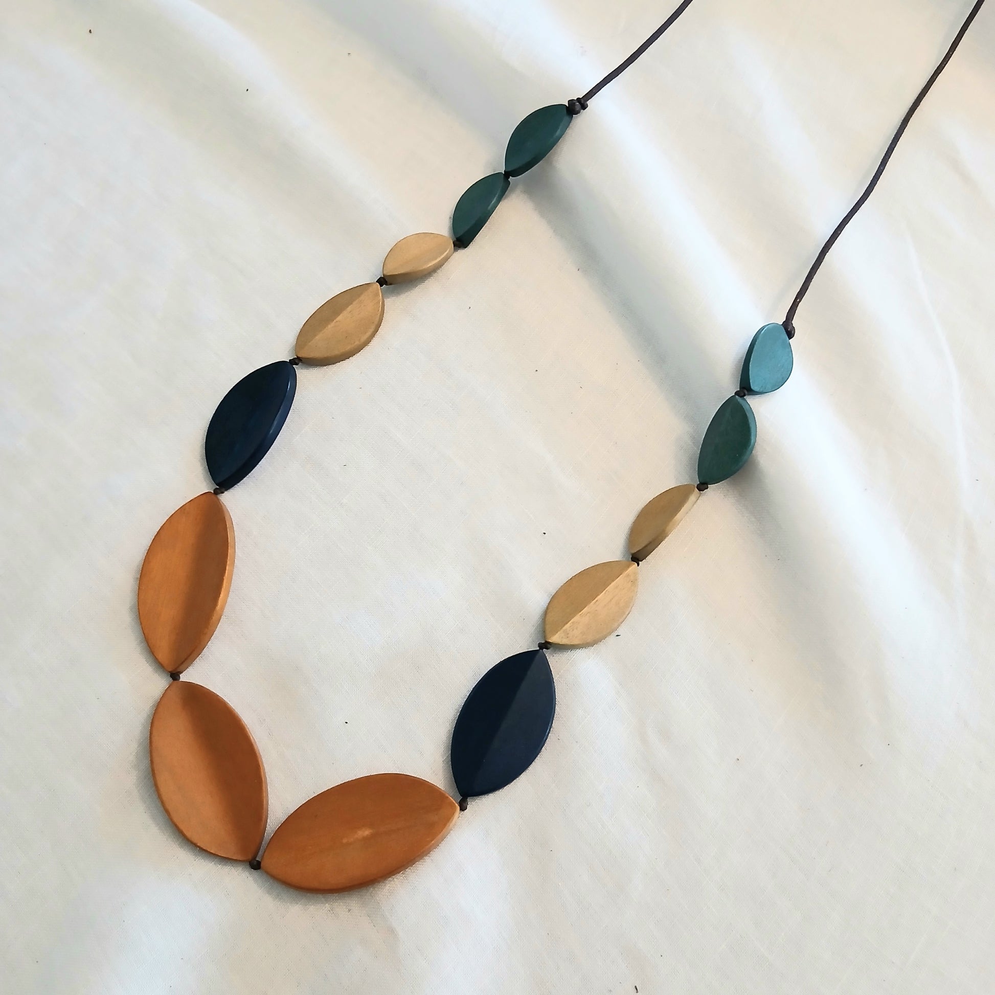 Leaf-Like Shaped Wooden Beads in Multicoloured Necklace N6-5936