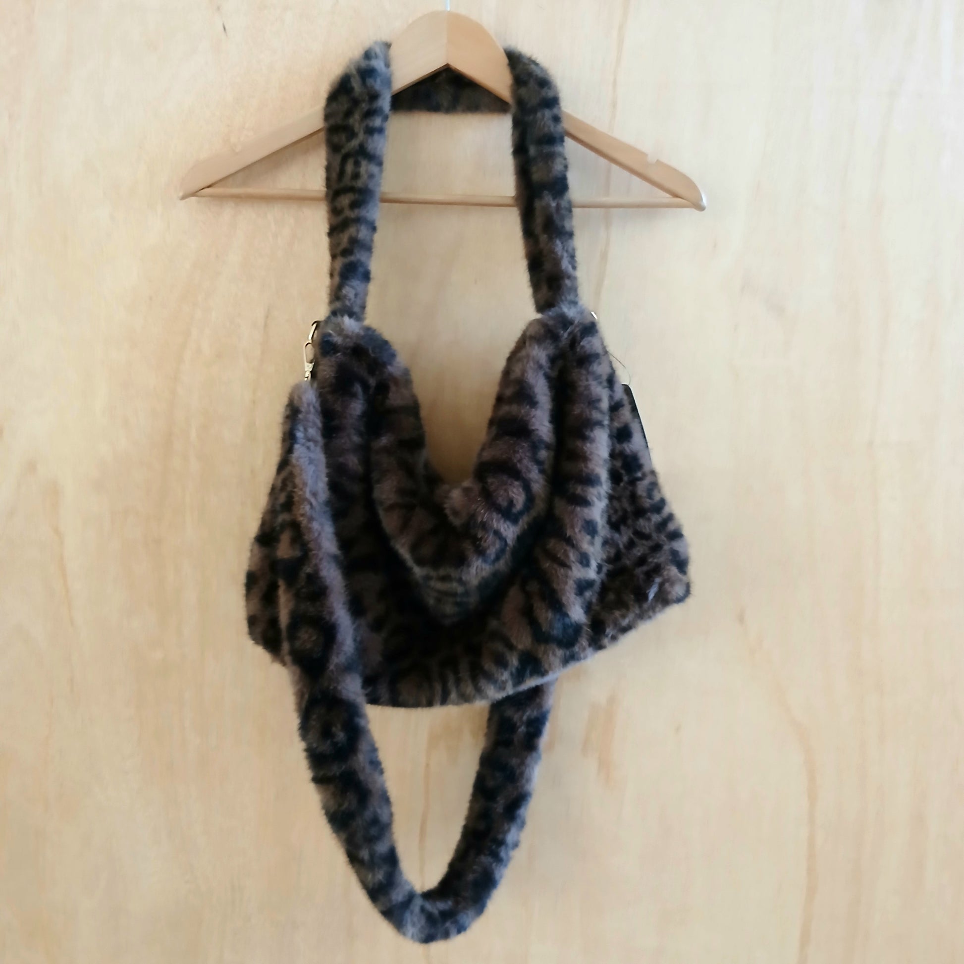 Pre-Order Fluffy Faux Fur Winter Bag Leopard BG2026