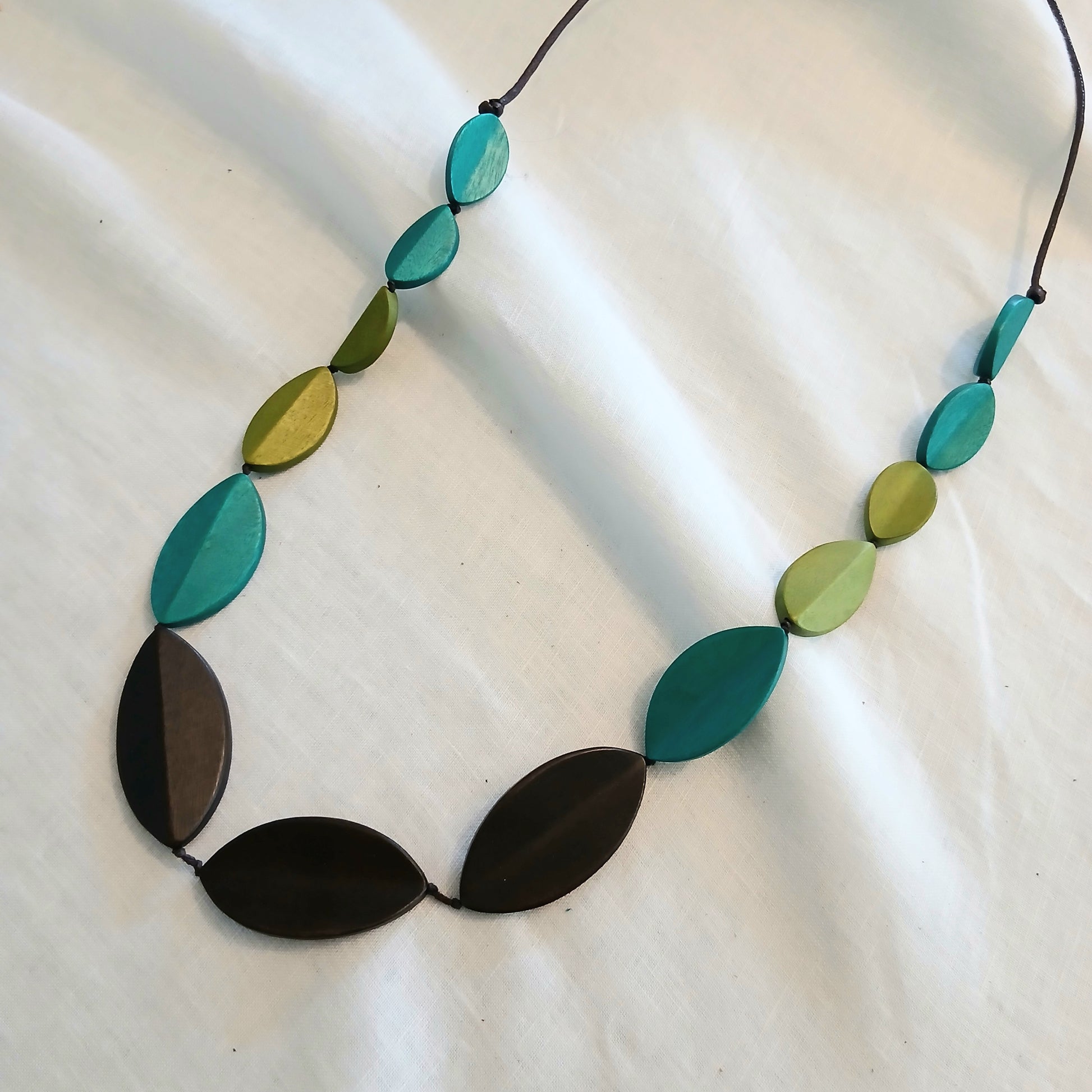 Leaf-Like Shaped Wooden Beads in Multicoloured Necklace N6-5936